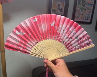 Abanico plegable con flores rosas y borlas de bambú y mariposas