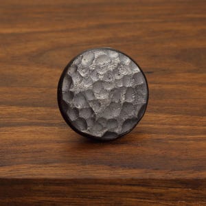 Bouton rond à motif pointillé - Bouton de meuble forgé à la main - Largeur : 3,2 cm - Finition brossée - À l'unité