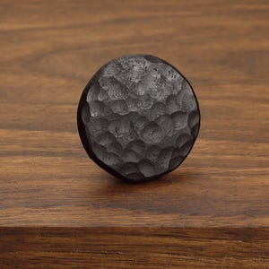 Bouton rond à motif pointillé - Bouton de meuble forgé à la main - Largeur : 3,2 cm - Noirci - À l'unité