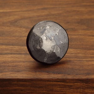 Bouton rond martelé - Bouton de meuble forgé à la main - Largeur : 3,2 cm - Finition brossée - À l'unité