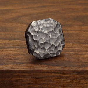 Bouton octogonal à motif pointillé - Bouton de meuble forgé à la main - Largeur : 3,2 cm - Finition brossée - À l'unité