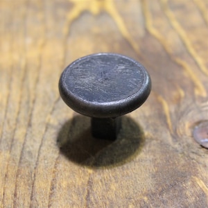 Bouton circulaire minimaliste, boutons d'armoire et de tiroir rustiques forgés à la main, 1 1/4 po. de large, brossé, individuel