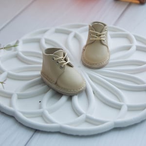 Classic shoes in pastel colors with laces for a Spanish vinyl doll 32 cm tall.