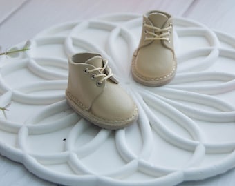 Zapato clásico en colores pastel con cordones para muñeca española de vinilo de 32 cm de altura.