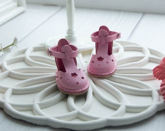 Perforierte Sandalen sind groß für die 13 Zoll große spanische Paola-Puppe