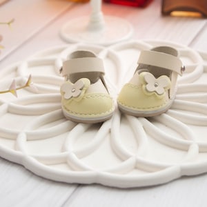 Pastel yellow sandals for Nines d&#39;Onil doll 30 cm