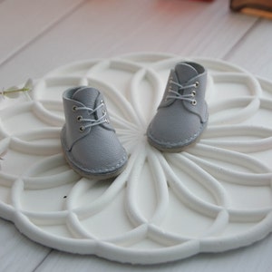 Classic gray-green lace-up shoes for a 32 cm tall Spanish vinyl doll.