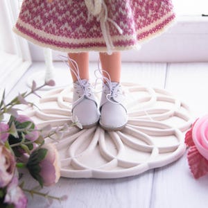 Maßgefertigte Schnürschuhe für 32 cm große spanische Vinylpuppe