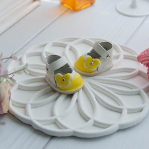 Pastel yellow sandals for Nines d&#39;Onil doll 30 cm