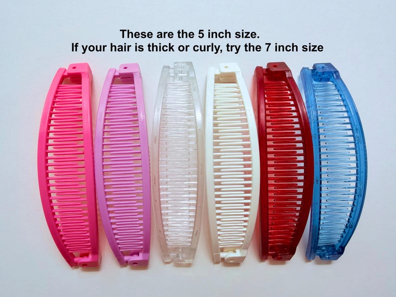 Puede incluir: Seis pinzas para el pelo en forma de pl&aacute;tano en rosa, morado, transparente, blanco, rojo y azul. El texto en la imagen dice: "Estas son las tallas de 5 pulgadas. Si tu cabello es grueso o rizado, prueba la talla de 7 pulgadas."