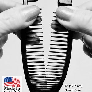 Puede incluir: Pinza de pelo banana negra, de 12,7 cm de largo, tama&ntilde;o peque&ntilde;o. La pinza est&aacute; abierta, mostrando los dientes. La imagen incluye el texto "Made in the U.S.A."