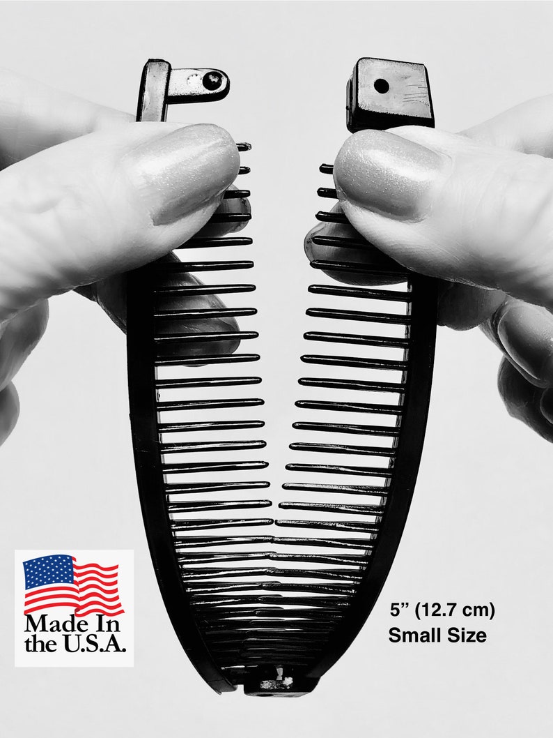 Puede incluir: Pinza de pelo banana negra, de 12,7 cm de largo, tama&ntilde;o peque&ntilde;o. La pinza est&aacute; abierta, mostrando los dientes. La imagen incluye el texto "Made in the U.S.A."