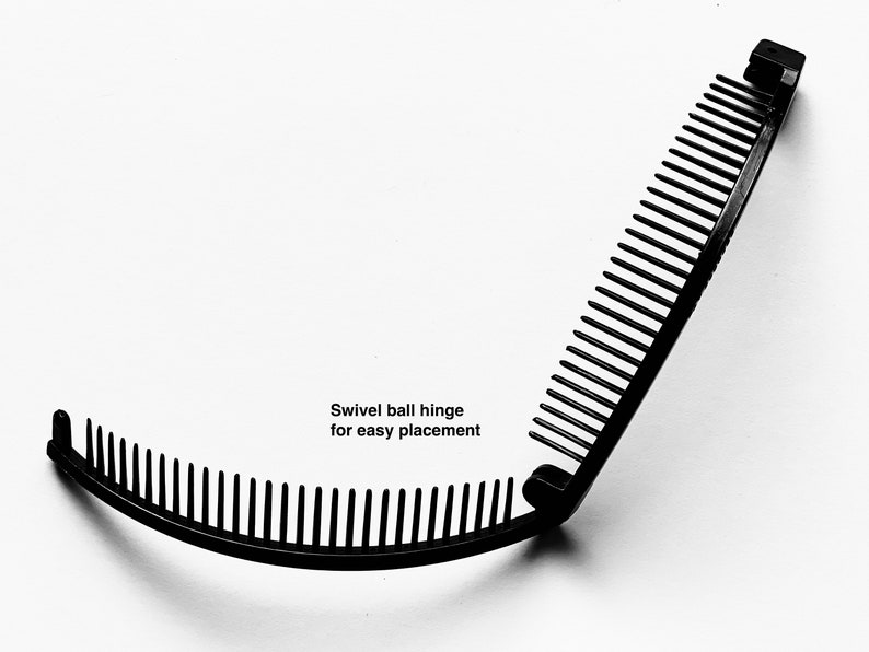 Puede incluir: Un peine para el cabello negro con una bisagra de r&oacute;tula giratoria para una f&aacute;cil colocaci&oacute;n. El peine tiene dos secciones curvas con dientes, conectadas por una bisagra. El texto "Swivel ball hinge for easy placement" es visible.