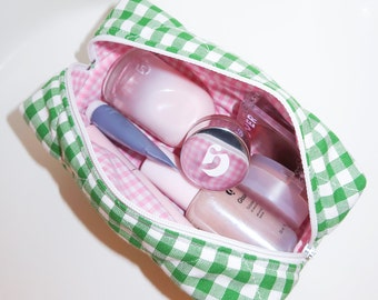 Sac de maquillage matelassé fait à la main / Green Gingham x Candy Pink Gingham / Cosmétique, Articles de toilette, Voyage, Sac de maquillage