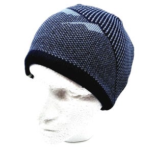Op de afbeelding: Een blauwe en grijze gebreide beanie met een geribbelde textuur. De beanie is op een wit mannequin hoofd.