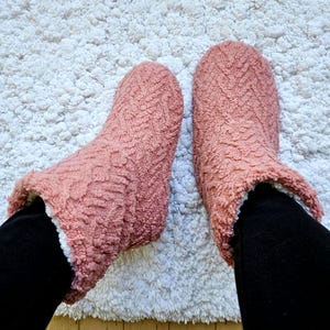 Comfortabele indoorpantoffels voor dames, warme huisschoenen, kabelpatroon met sherpavoering van imitatiebont, zachte, gezellige pantoffels, pantoffelsokken met zachte zool