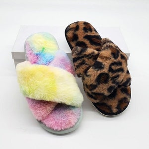 Pantuflas de piel sintética mullidas y súper cómodas para mujer, pantuflas de casa con suela dura y banda cruzada con puntera abierta, lindas pantuflas para interior y exterior, regalo para ella
