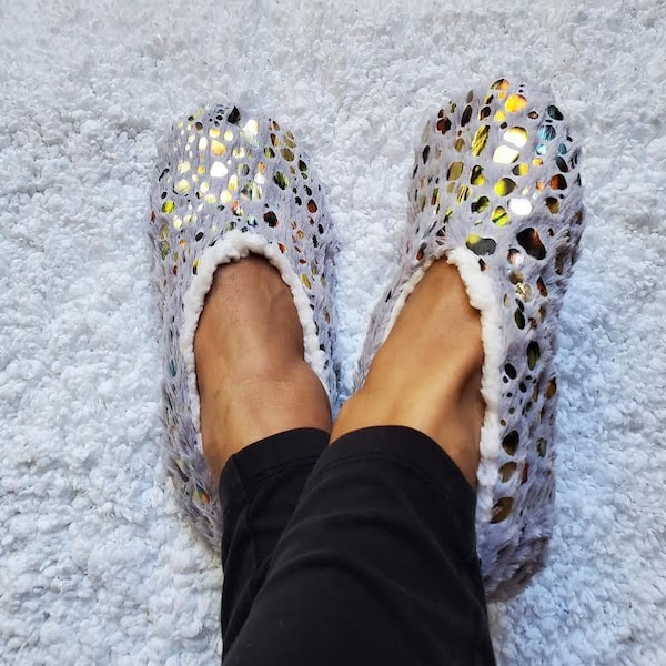 Zapatillas de casa cómodas y antideslizantes para mujer: calcetines pantufla forrados con borrego sintético.