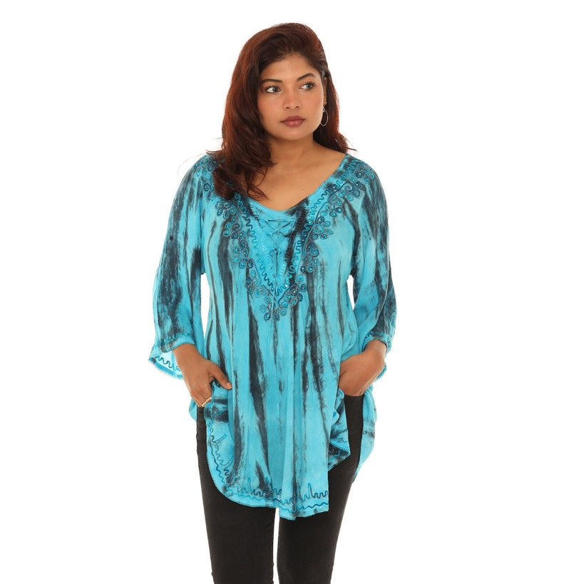 Haut tunique tie-dye pour femme avec encolure brodée, haut tunique bohème avec accent de strass, haut tunique grande taille, hauts printemps-été pour femmes Turquise