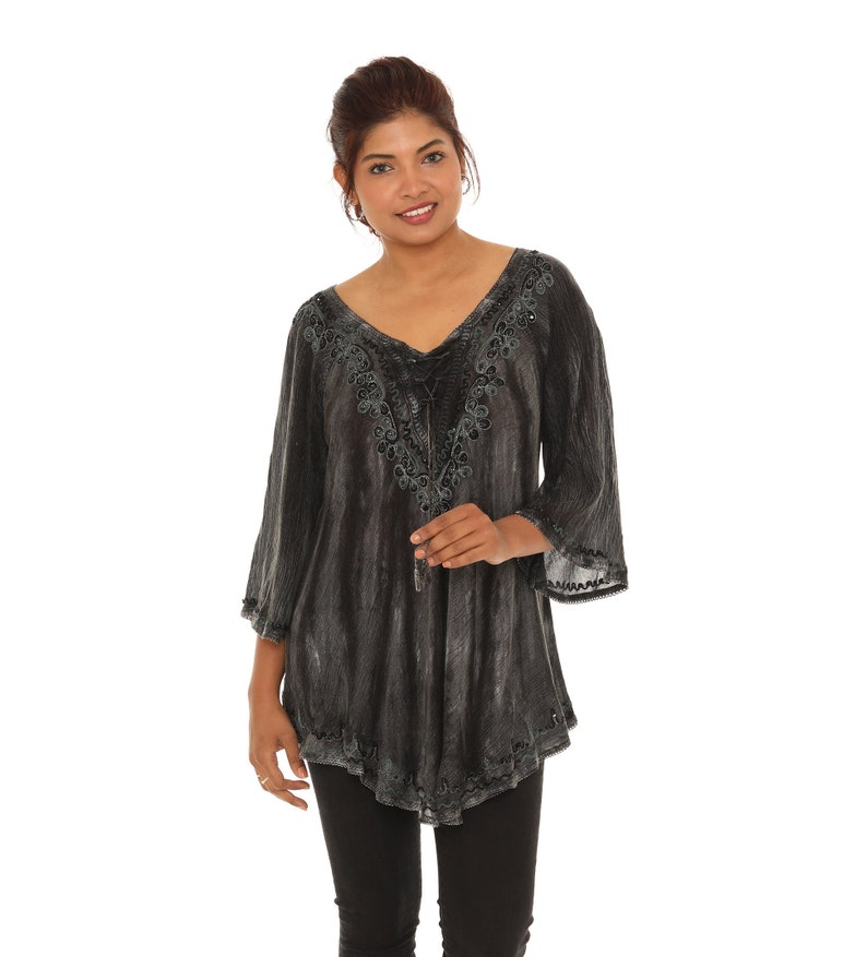 Haut tunique tie-dye pour femme avec encolure brodée, haut tunique bohème avec accent de strass, haut tunique grande taille, hauts printemps-été pour femmes Black