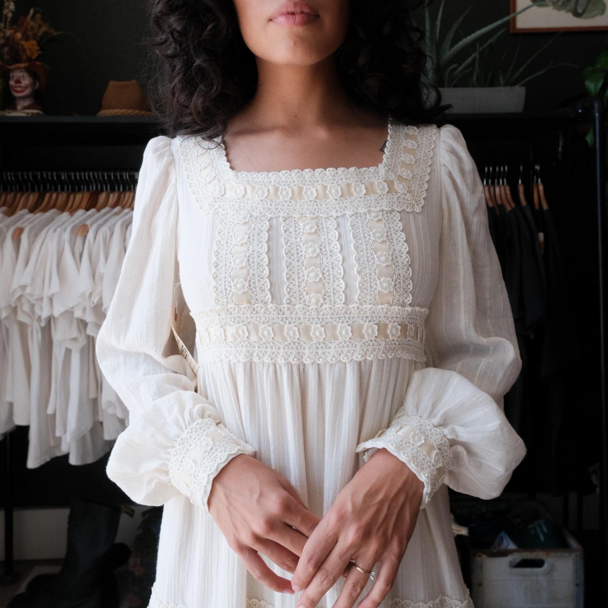 【70'S・Vintage】MAXI TIERED ONE-PIECE 70s Hawaiian Dress Tiered Maxi Dress in Brown Floral Print W