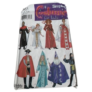 Puede incluir: Un patrón de costura para disfraces de niños. El patrón incluye diseños para un diablo, un ángel, una bruja, una reina de corazones, un pirata, un hada, un mago y un ninja. El patrón es de Simplicity y es de talla S, M y L.
