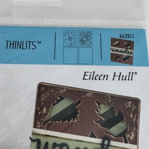 Op de afbeelding: Een Thinlits snijmallen set van Eileen Hull, artikelnummer 662811. De verpakking heeft een blauwe bovenkant met de merknaam, de productlijn en een voorbeeldafbeelding van een rechthoekige kaart met uitgesneden bladvormen.
