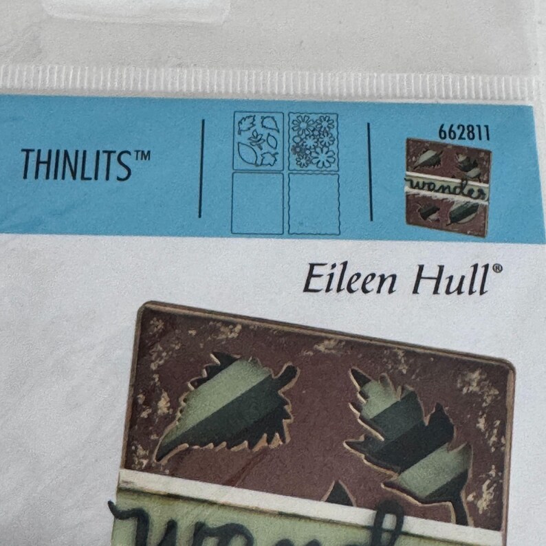 Op de afbeelding: Een Thinlits snijmallen set van Eileen Hull, artikelnummer 662811. De verpakking heeft een blauwe bovenkant met de merknaam, de productlijn en een voorbeeldafbeelding van een rechthoekige kaart met uitgesneden bladvormen.