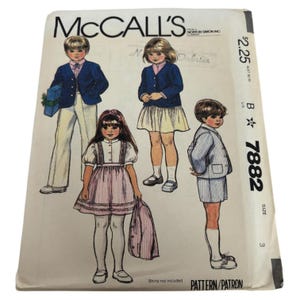 Op de afbeelding: Vintage McCall's naaipatroon voor kinderkleding. Het patroon is voor maat 3 en bevat een blauwe blazer, een witte rok, een roze jurk en een blauw-wit gestreepte outfit. Het patroonnummer is B 7882.