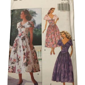 Może przedstawiać: Vintage koperta z wykrojem do szycia Butterick z ilustracjami trzech różnych sukienek. Sukienki są w różnych kwiatowych nadrukach i jednolitych kolorach. Na kopercie znajduje się napis "Butterick" i numer wykroju "5322".