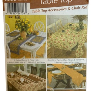 Op de afbeelding: Een pakket voor Simplicity Home Decorating 5530, met tafelaccessoires en stoelkussens. De afbeelding toont verschillende tafelopstellingen met tafellopers, placemats en tafelkleden. De tekst "EASY!" is zichtbaar.