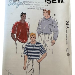 Może przedstawiać: Vintage wzór Kwik Sew, numer 2416, z ilustracjami trzech różnych stylów koszul. Wzór zawiera rozmiary S-M-L-XL-XXL. Okładka wyświetla również logo Kwik Sew i Serge, wraz z adresem Hancock Fabrics.
