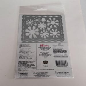Op de afbeelding: Een zilverkleurige metalen snijmal met diverse bloem- en bladvormen binnen een geschulpte rechthoekige rand, verpakt in een doorzichtige plastic hoes met gedrukte productinformatie, waaronder de merknaam Ellison en het nummer 662811.