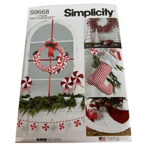 Può includere: Modello di cucito Simplicity con decorazioni natalizie. Il modello include istruzioni per una ghirlanda di bastoncini di zucchero, ornamenti a forma di lecca-lecca, una calza a righe e un copri albero. Il design è facile da cucire e progettato e stampato negli Stati Uniti.