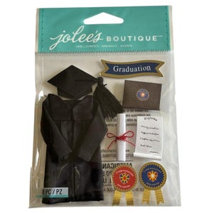 Puede incluir: Un paquete de adornos con temática de graduación de Jolee's Boutique. El conjunto incluye una miniatura de toga de graduación negra, birrete, diploma y cintas con el texto "Felicidades". También se incluye una pancarta con la palabra "Graduation".