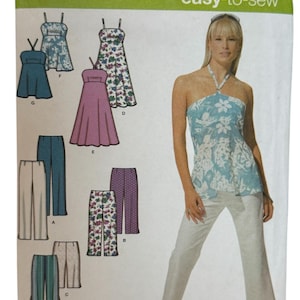 Puede incluir: Patrón de costura Simplicity fácil de coser con un conjunto de top halter y pantalones. El patrón incluye varios estilos de tops y pantalones, con tallas 12, 14, 16 y 18. La modelo lleva un top halter floral azul y pantalones blancos. Medidas en cm.