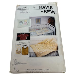 Może przedstawiać: Wzorzec vintage Kwik Sew na kołdrę i śliniaki dla niemowląt. Wzorzec to numer 976 i zawiera transfery. Wzorzec pokazuje łóżeczko z kołdrą i śliniakiem na czerwonym tle.