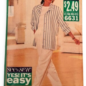 Puede incluir: Una portada de patrón de costura vintage con una mujer vestida con un atuendo blanco y una camisa abotonada a rayas azules. La portada incluye el texto "see & sew YES! IT'S easy" y "see & sew NOW 2,49$". La talla del patrón es C (18-20-22) y el número de patrón es 6631.