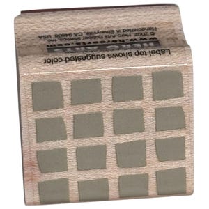 Könnte beinhalten: Ein quadratischer Gummistempel aus Holz mit einem Gittermuster aus sechzehn kleinen grauen Quadraten. Die Oberseite des Holzblocks enthält den Text Hero Arts, die Website www.heroarts.com und den Satz Label top shows suggested color.