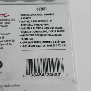 Op de afbeelding: Een productverpakkingslabel met de tekst 662811 en Journaling Cards, Flowers & Leaves. Het label bevat een streepjescode met het nummer 630454245827 en vermeldt de productnaam in meerdere talen, waaronder Frans, Spaans en Duits.