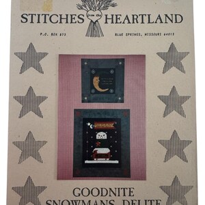 Op de afbeelding: Een ambachtelijk patroon getiteld "Goodnite Snowmans Delite" van Stitches from the Heartland. De omslag heeft een beige achtergrond met steraccenten en twee kruissteekontwerpen. De ontwerpen omvatten een maan en een sneeuwman.
