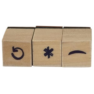 Peut inclure: Trois tampons en bois de forme carrée alignés. Chaque tampon présente un symbole à l'encre foncée sur sa face avant. Le premier tampon affiche une flèche circulaire, le deuxième un astérisque et le troisième un tiret ou trait d'union incurvé.