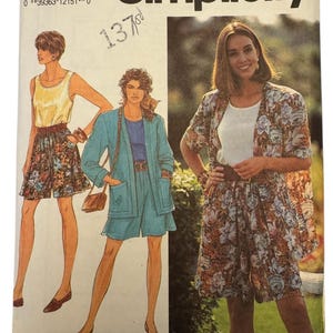 Può includere: Modello di cucito Simplicity con illustrazioni di abbigliamento femminile. Il modello include disegni di pantaloncini, giacche e top. La copertina mostra il numero 7677 e la taglia BB (LG-XL). Il modello è per un modello.