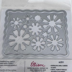 Op de afbeelding: Een zilverkleurige metalen snijmal met een geschulpte rechthoekige rand en diverse bloem- en bladvormen uitgesneden in het midden. De verpakking bevat de tekst Ellison, 662811 en Journaling Cards, Flowers & Leaves.