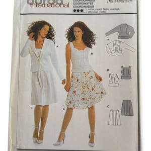 Puede incluir: Un paquete de patrones de costura Burda International con ilustraciones de diseños de ropa de mujer. El paquete incluye una chaqueta y falda blancas, y una falda y top florales. También incluye diagramas de los diseños de ropa.