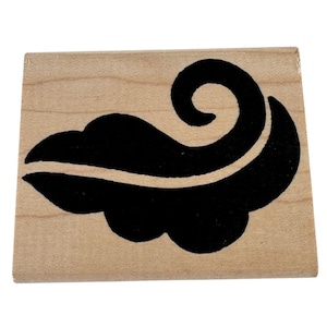 Diseño de fondo para hacer tarjetas con hojas en espiral y sellos de goma con patatas calientes, naturaleza y plantas
