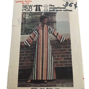 Könnte beinhalten: Vintage Butterick Schnittmuster für einen Überzieh-Kaftan, Größe 8-10. Das Schnittmuster zeigt eine Frau in einem langen, gestreiften Kaftan mit V-Ausschnitt. Der Kaftan hat vertikale Streifen in Braun, Orange und Weiß. Das Schnittmuster enthält Text.