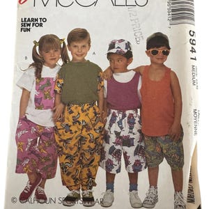 Op de afbeelding: Vintage McCall's naaipatroon envelop met vier kinderen in verschillende outfits. Het patroon bevat een t-shirt en een tanktop voor stretchbreisels. De envelop heeft de tekst "Easy McCall's" en "Learn to Sew for Fun".