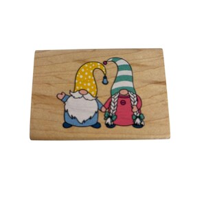 Tarjeta de aniversario con sello de goma Stampabilities: pareja de gnomos tomados de la mano