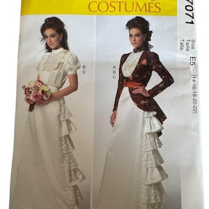 Puede incluir: Patrón de costura McCall's Costumes M7071. El patrón presenta dos diseños de vestidos vintage. Uno tiene cuello alto y mangas cortas, el otro tiene cuello alto y una chaqueta con estampado floral. Los vestidos son blancos con detalles de encaje.